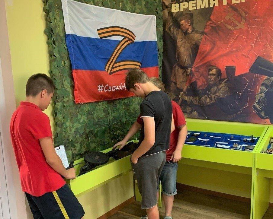 Для воспитанников центра «Семья» провели экскурсию по музейной экспозиции «Герои СВО – наши земляки»