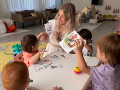 Звукоподражание — первый шаг к развитию речи: малыши осваивают новые навыки